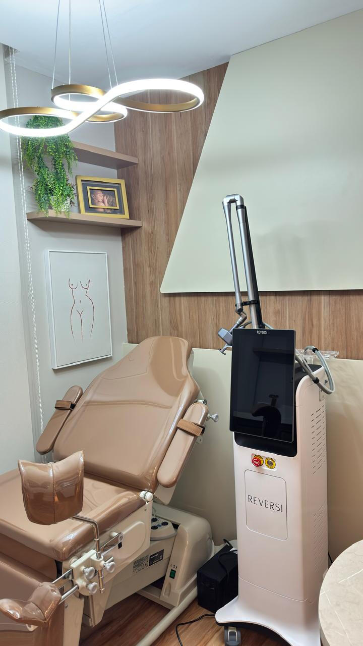 Equipamento laser CO2 REVERSI para tratamentos de estética íntima na Clínica Ella